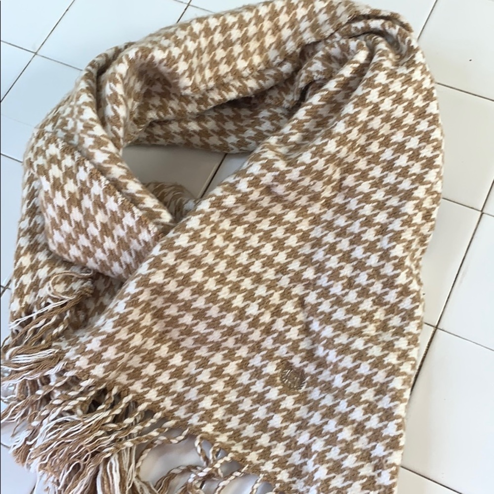 Chaps camel and white houndstooth scarf